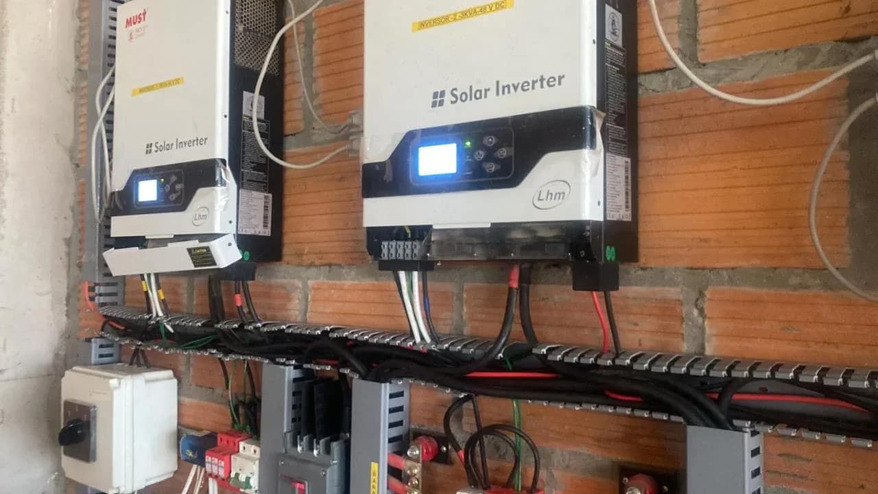 Instalación en cubierta | instalación de paneles solares industrial en Colombia